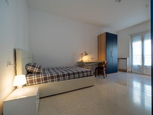 Bed in a twin bedroom well connected to city centre - Gallery - 1