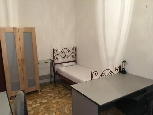 Bed in a twin bedroom in Casalecchio - Gallery - 1