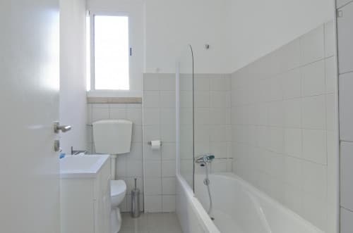 Interesting single ensuite bedroom in well-connected Marquês de Pombal - Gallery - 1