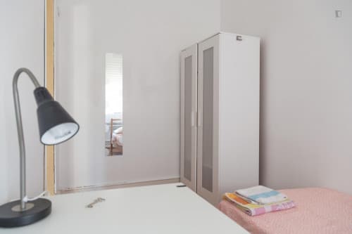 Simple single bedroom next to Alameda metro station - Gallery - 1