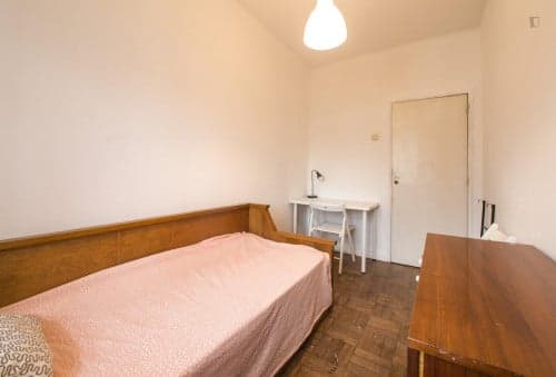 Pleasant single bedroom close to typical Jardim da Estrela - Gallery - 1