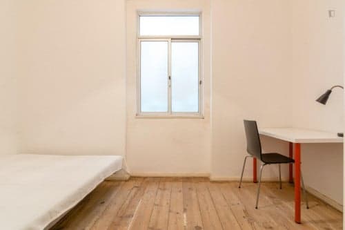 Snug double bedroom near Arroios metro station - Gallery - 1