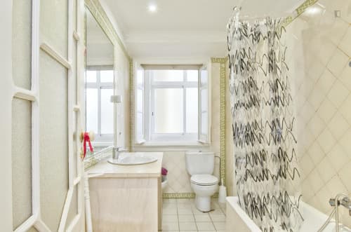 Double room in 6-bedroom apartment in central Campo Pequeno - Gallery - 1