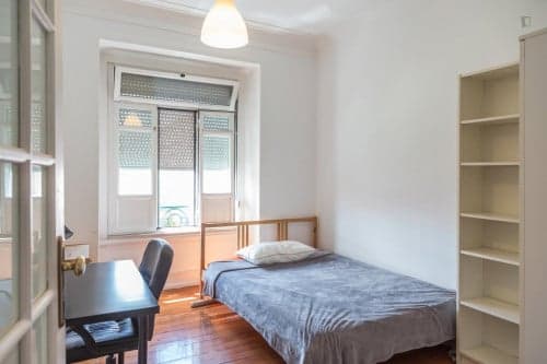 Inviting Twin bedroom next to transportation links - Gallery - 1
