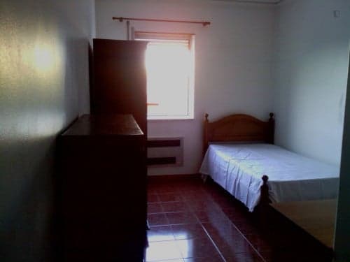 Single bedroom in 4-bedroom apartment - Gallery - 1