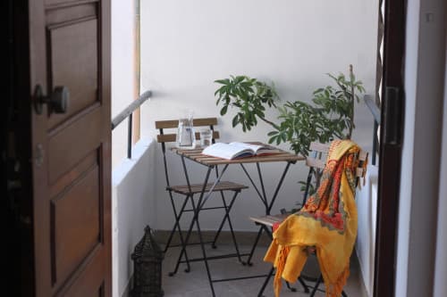 Wide single bedroom, with balcony, in 7-bedroom apartment - Gallery - 1