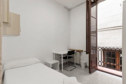 Good looking bedroom with central heating in Barrio gótico - Gallery - 1