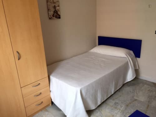Single bedroom in a 4-bedroom apartment near Cruz de los Caídos - Gallery - 1