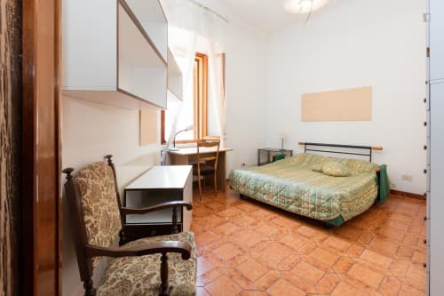 Large double bedroom near the Piramide metro - Gallery - 1