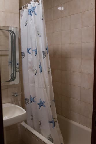 Spacious bedroom with 2 single beds in São Mamede Infesta - Gallery - 1