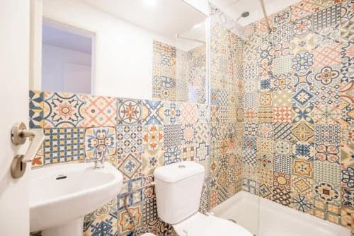 Welcoming suite bedroom in Vistas de Lisboa Hostel - Gallery - 1