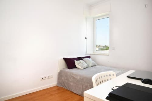 Decent double room near Instituto Superior de Engenharia - Gallery - 1