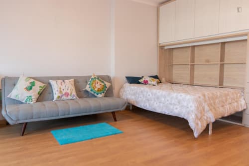 Sunny and spacious 1-bedroom apartment with a balcony in the heart of Porto - Gallery - 1