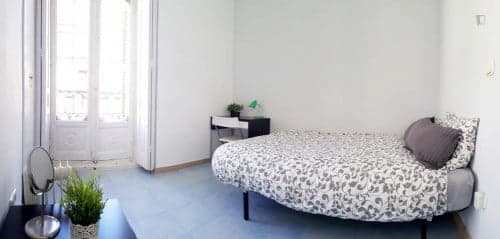 Pleasant double bedroom in a 7-bedroom flat, near the Sol metro - Gallery - 1