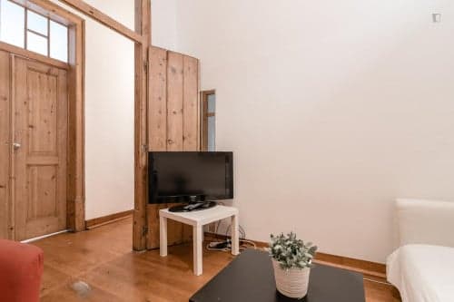 Very cool single bedroom in Santa Apolónia - Gallery - 1