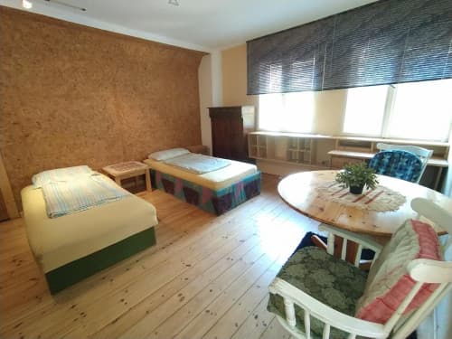 Twin bedroom in a 3-bedroom house, in Lichtenberg - Gallery - 1