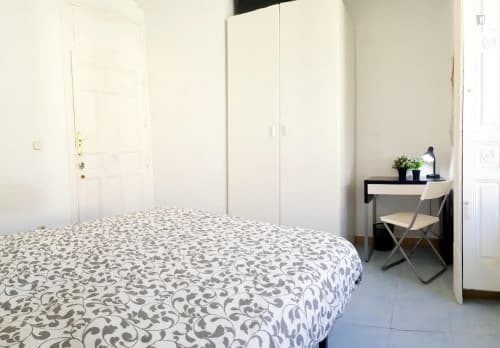Double bedroom in a cool 7-bedroom flat, in busy Sol neighbourhood - Gallery - 1