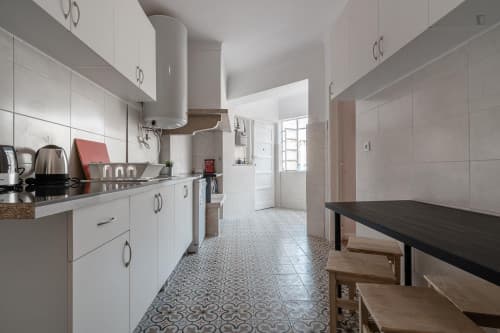 Neat double bedroom minutes away from Anjos metro station - Gallery - 1