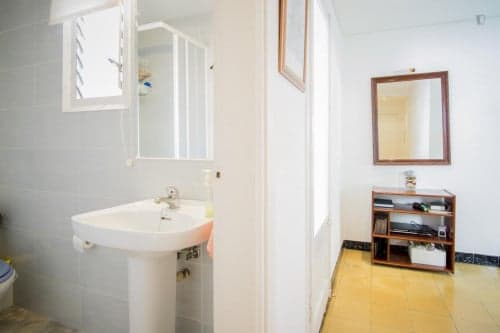 Very cool double bedroom near the Pubilla Cases metro - Gallery - 1