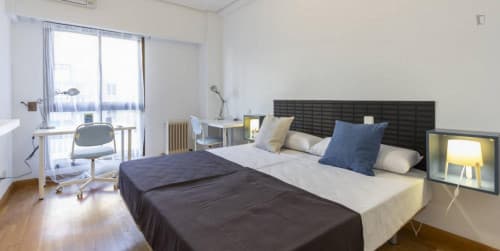 Large twin bedroom in the Delicias neighbourhood - Gallery - 1