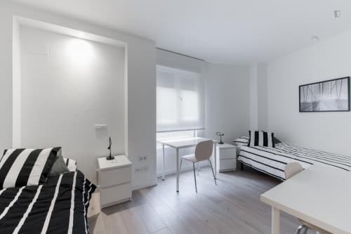 Twin bedroom, with an ensuite bathroom, in Berruguete - Gallery - 1