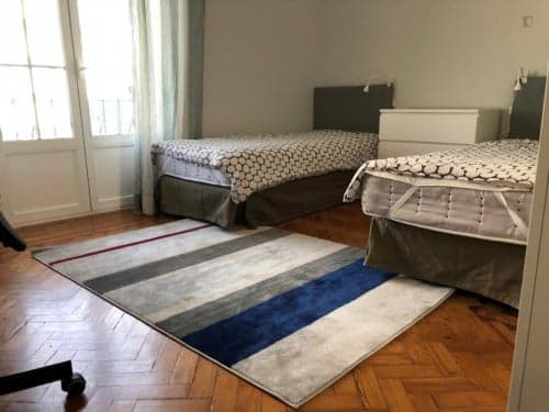 Twin bedroom in a 3-bedroom apartment near Roma metro station - Gallery - 1