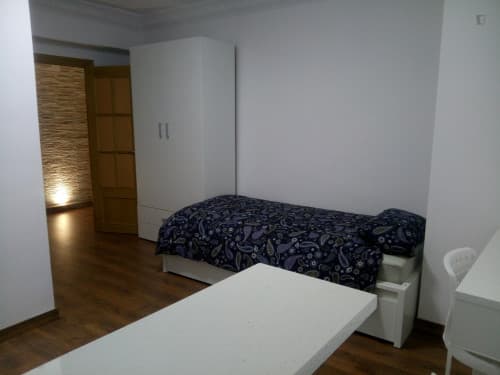 Inviting single ensuite bedroom Pl.1-H1, with its own kitchen, in Mont-Olivet - Gallery - 1