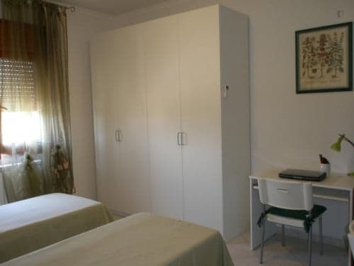 Nice twin bedroom with private bathroom - Gallery - 1