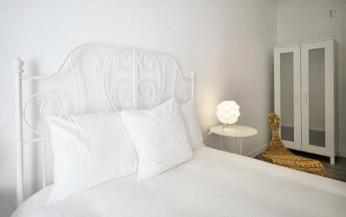 7 fabulous bedrooms, all with AC, TV and desk. By Instituto Sup Técnico - Gallery - 1