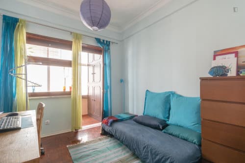 Nice single bedroom at a sunny apartment - Gallery - 1