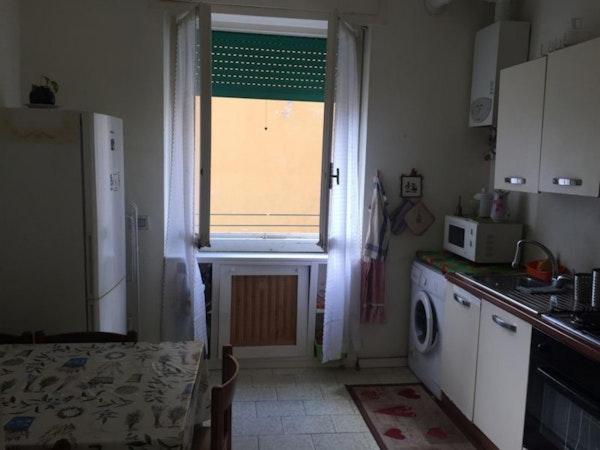 Bright double bedroom with balcony in a 3-bedroom apartment close to Bocconi University  - Gallery -  3