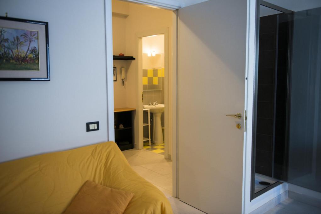 Neat double ensuite bedroom in Primavalle  - Gallery -  2