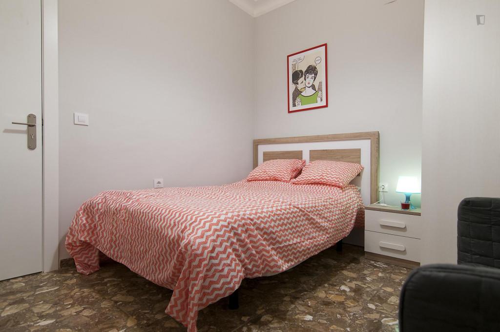 Double bedroom in a 5-bedroom flat in Russafa  - Gallery -  1