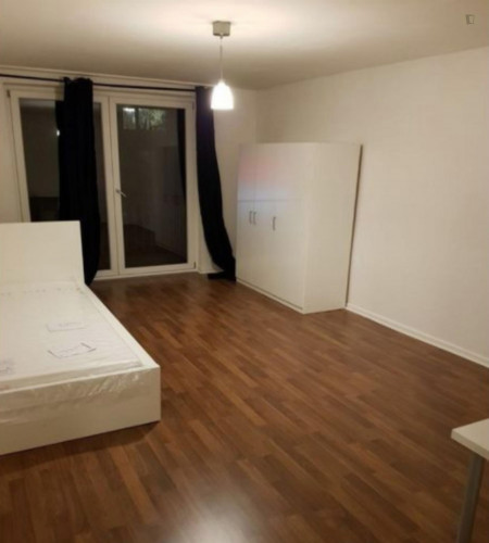  Nice Single Bedroom In A 3-Bedroom Apartment Near U Hagenbecks Tierpark Metro Station  -  Nice single bedroom in a 3-bedroom apartment near U Hagenbecks Tierpark metro station  - Gallery -  2
