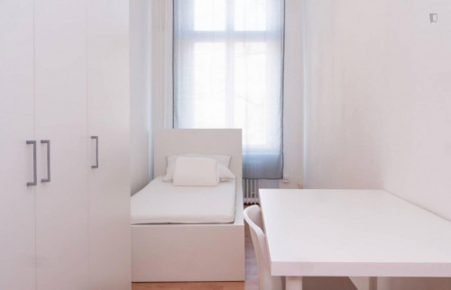 Bright Single Bedroom In 3-Bedroom Apartment - 1