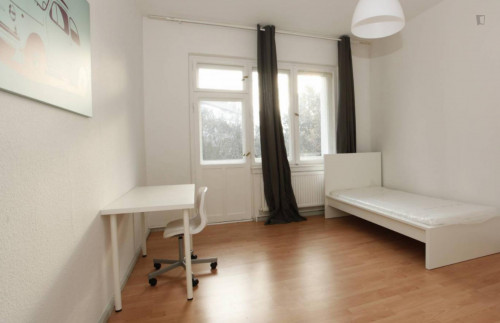 Harmonious room with enclosed balcony in 2-bedroom apartment in Neukölln - Rooms