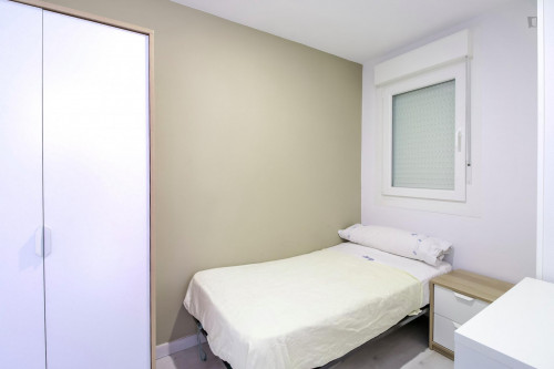  Large And Welcoming 4-Bedroom Apartment In L'Hospitalet De Llobregat  -  Large and welcoming 4-bedroom apartment in L'Hospitalet de Llobregat  - Gallery -  2