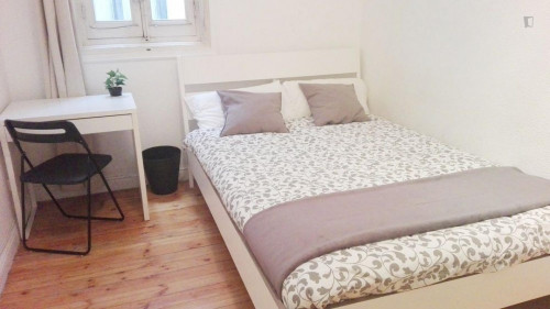 Very Cool Double Bedroom In A 12-Bedroom Student Flat, Near The Beautiful Plaza De Oriente - 2