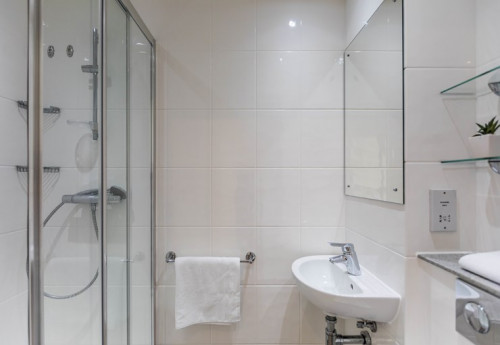  Silver Ensuite  -  Arbury Court Kingston  - Gallery -  3