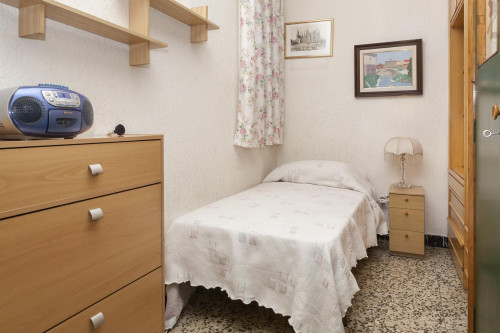  Lovely Single Bedroom For Girls Close To Inspiring La Sagrada Familia  -  Lovely single bedroom for girls close to inspiring La Sagrada Familia  - Gallery -  1