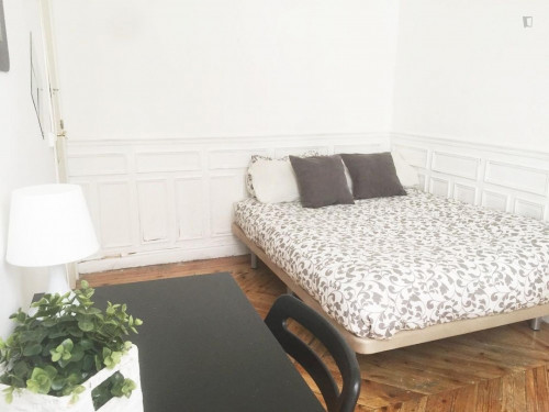  Single Bedroom In Cool 11-Bedroom Apartment In Beautiful Opera  -  Single bedroom in cool 11-bedroom apartment in beautiful Opera  - Gallery -  2