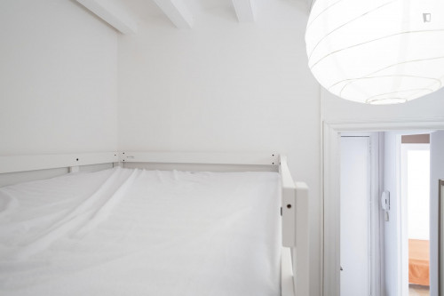 Stylish 4 Bedroom Apartment With Central Heating And Wi-Fi In Vila De Gràcia - 2
