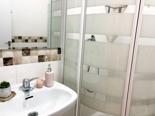 Very nice double bedroom in an 8-bedroom flat, in the Cortes neighbourhood - Gallery - 3