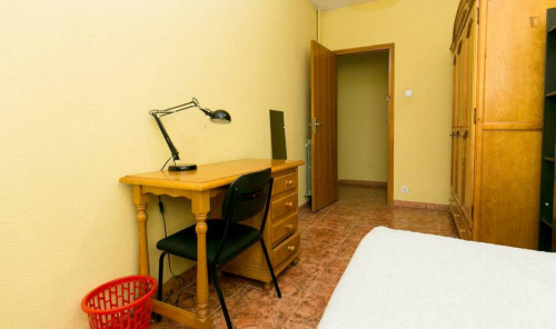 Lovely Single Bedroom Close To Basílica De Nuestra Señora De Las Angustias - 2