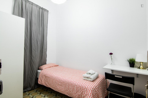 Cosy Single Bedroom In A Modern Flat With Balcony, Close To Collblanc Metro Station - 2