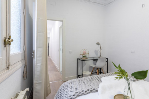 Lovely Single Bedroom In 7-Bedroom Apartment - 2