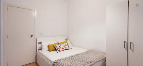 Nicely furnished double bedroom near Atocha train station