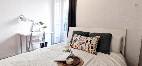 Nicely furnished double bedroom near Atocha train station