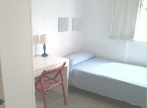  Neat Single Bedroom In 3-Bedroom Flat Near Facultad Bellas Artes  -  Neat single bedroom in 3-bedroom flat near Facultad Bellas Artes  - Gallery -  2