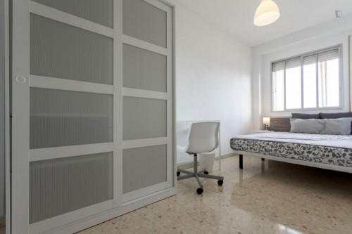 Welcoming Double Bedroom In A Student Flat, In Camins Al Grau - 2